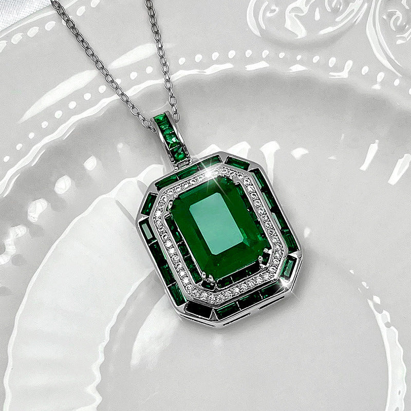 COLLIER ÉMERAUDE ÉNIGMATIQUE