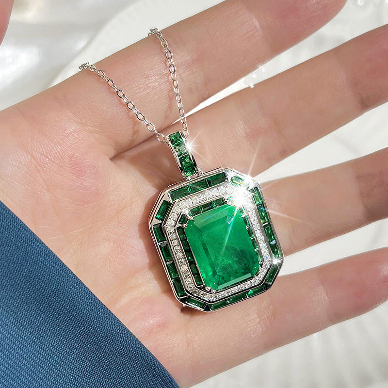 COLLIER ÉMERAUDE ÉNIGMATIQUE