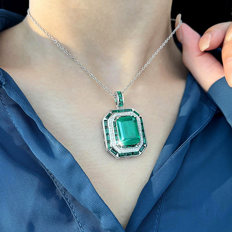 COLLIER ÉMERAUDE ÉNIGMATIQUE