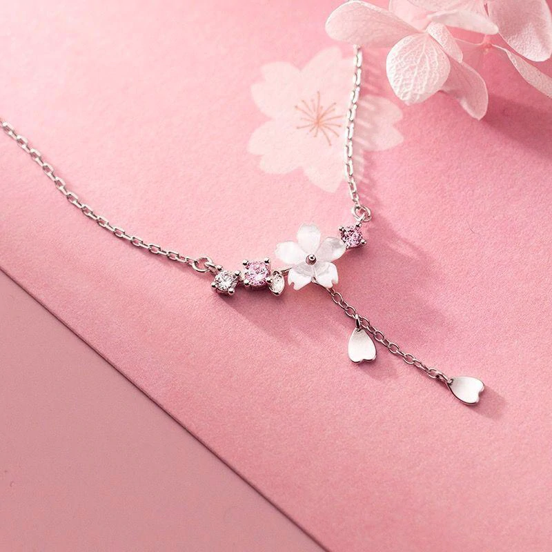 Collier de fleurs de cerisier en cristal