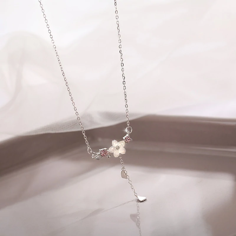 Collier de fleurs de cerisier en cristal