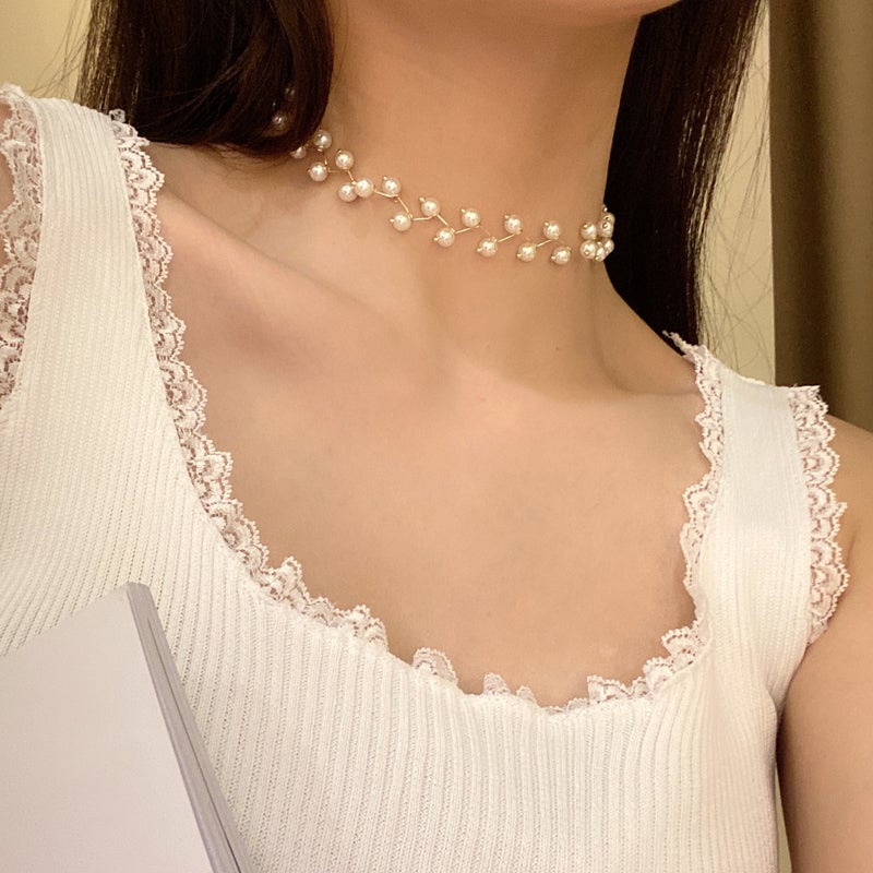Collier ras de cou en dentelle et perles
