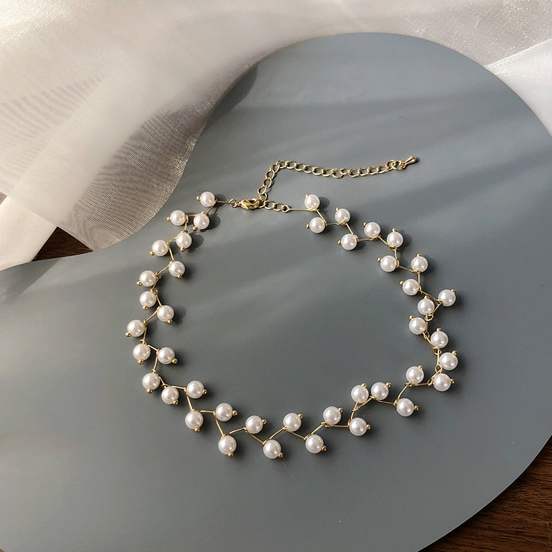 Collier ras de cou en dentelle et perles