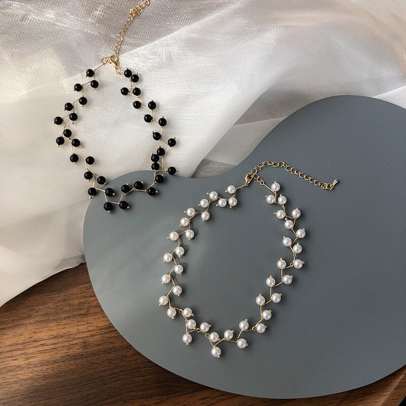 Collier ras de cou en dentelle et perles