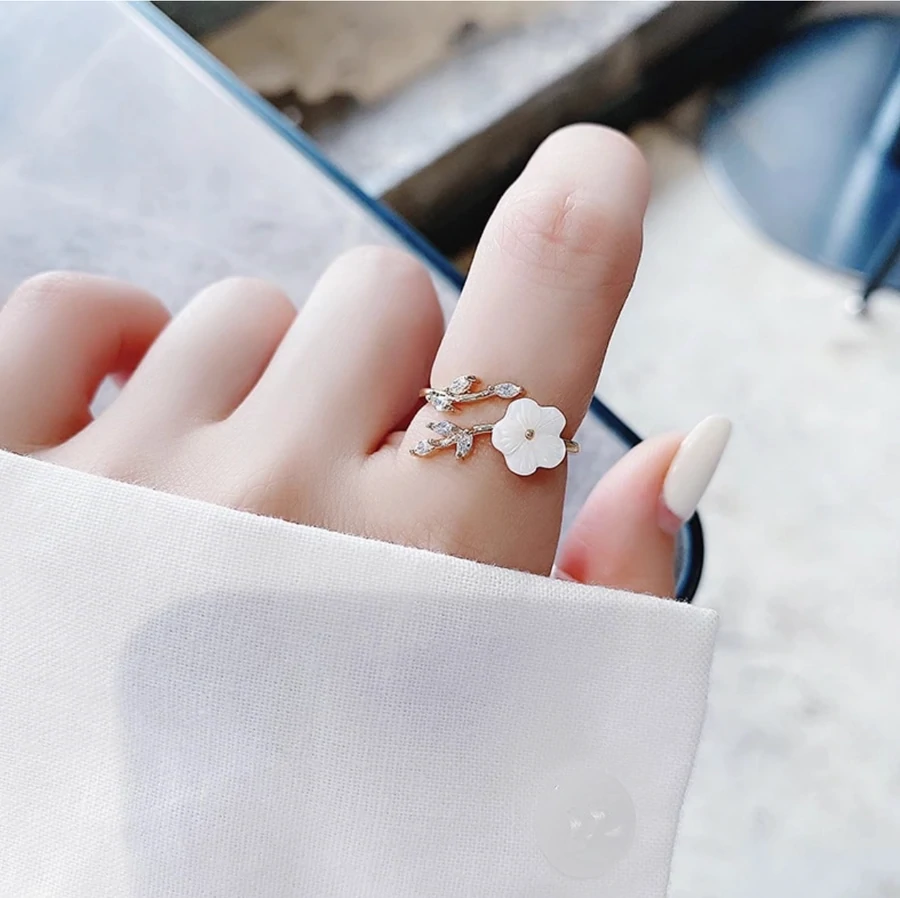 Bague fleur de cristal blanc