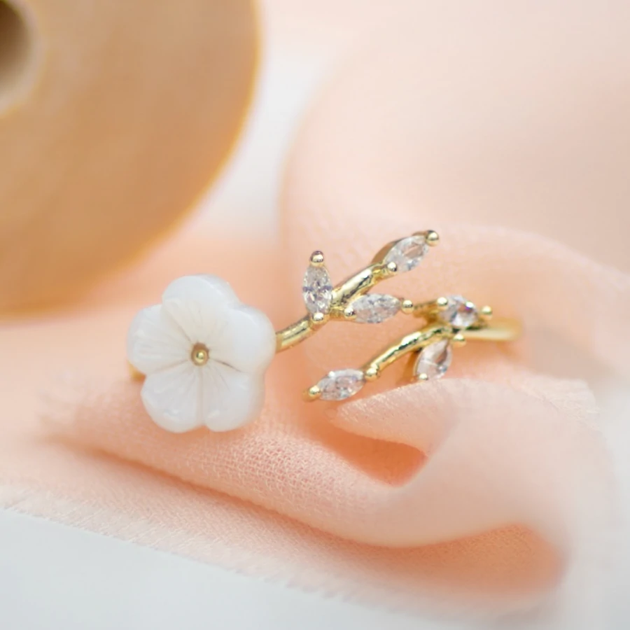 Bague fleur de cristal blanc