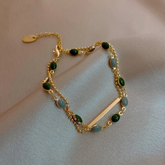 Bracelet en pierres et lingots d'or superposés
