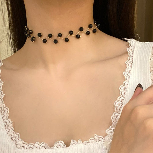 Collier ras de cou en dentelle et perles